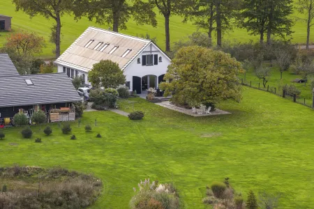 Woonboerderij met kantoor, schuur en uniek voedselbos